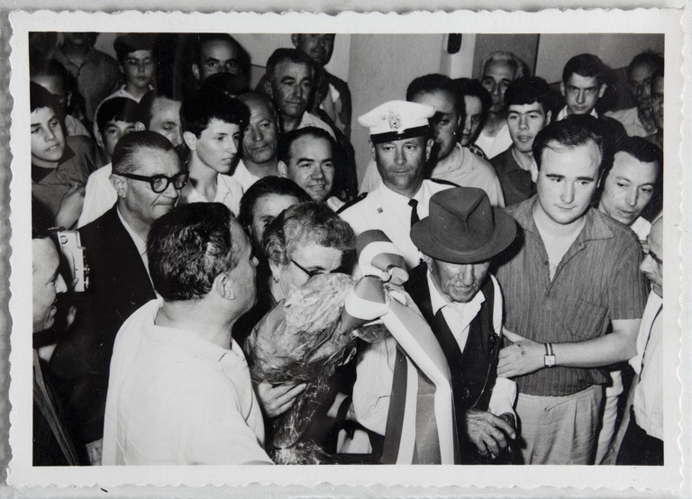 Poggibonsi, 18-19 luglio 1964, XX° anniversario della liberazione e conferimento ad Alcide Cervi della cittadinanza onoraria. Alcide Cervi accolto con affetto dai cittadini